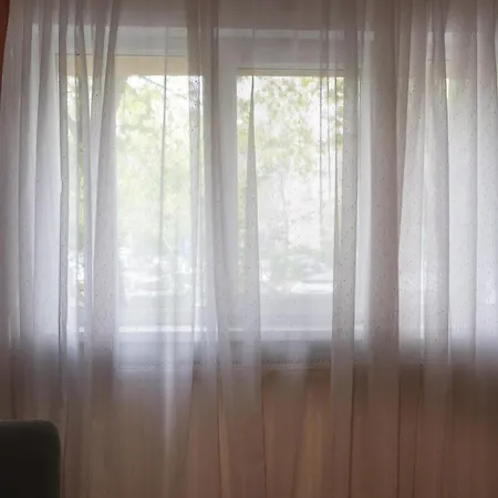 Spacious Near National Arena, Park Apartman